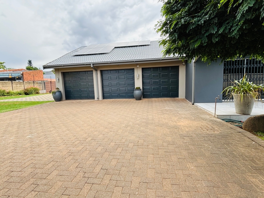 5 Bedroom Property for Sale in Langenhovenpark Free State